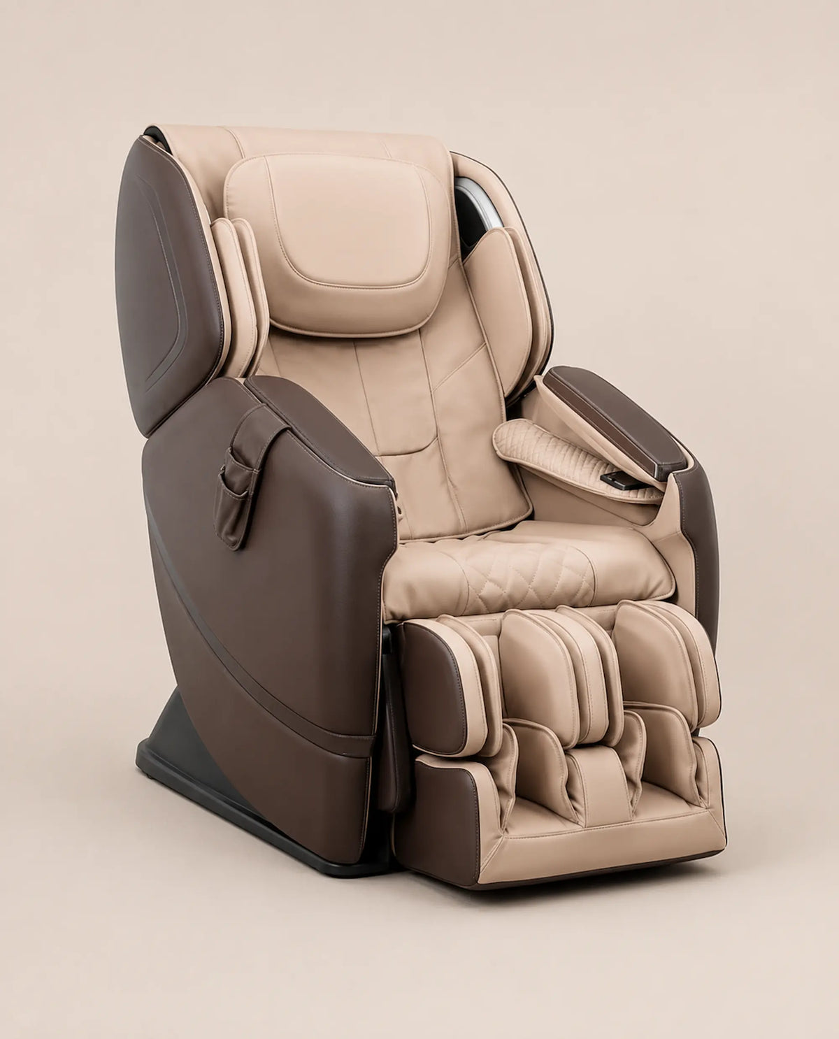 Fauteuil de massage Massea de Supra France, coloris champagne et marron, technologie IA et rail SL-Track, vue de trois-quarts