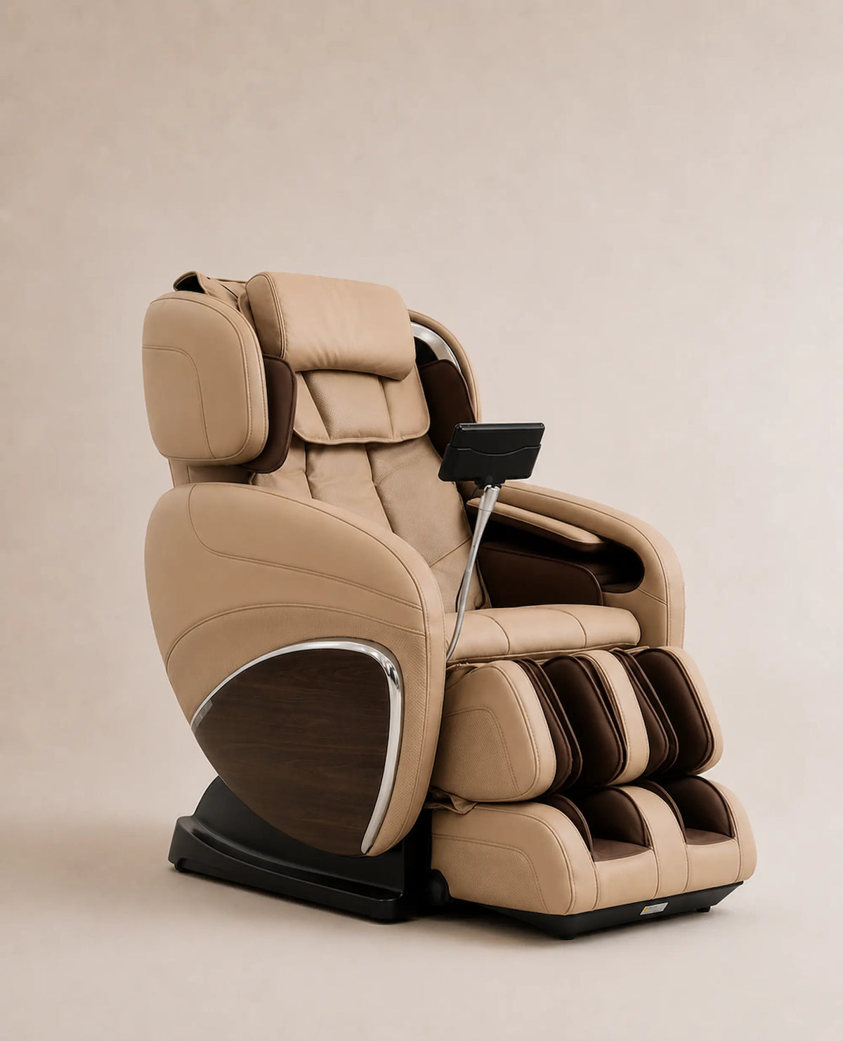 Fauteuil de massage Evasion 3D de Supra France, coloris champagne avec finition imitation bois, technologie 3D et position zéro gravité, vue de trois-quarts