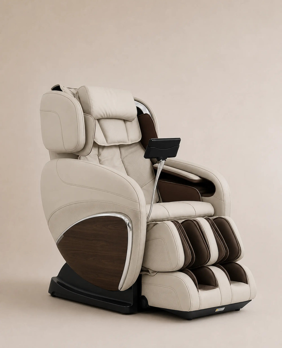 Fauteuil de massage Evasion 3D de Supra France, coloris ivoire avec finition imitation bois, technologie 3D et position zéro gravité, vue de trois-quarts
