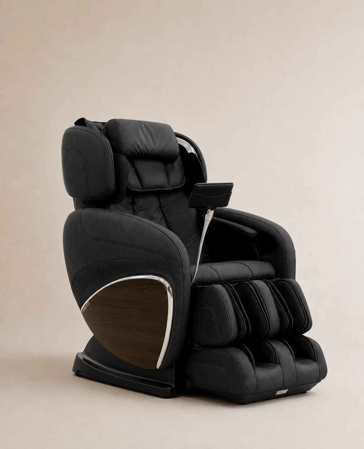Fauteuil de massage Evasion 3D de Supra France, coloris noir avec finition imitation bois, technologie 3D et position zéro gravité, vue de trois-quarts