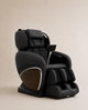Fauteuil de massage Evasion 3D de Supra France, coloris noir avec finition imitation bois, technologie 3D et position zéro gravité, vue de trois-quarts