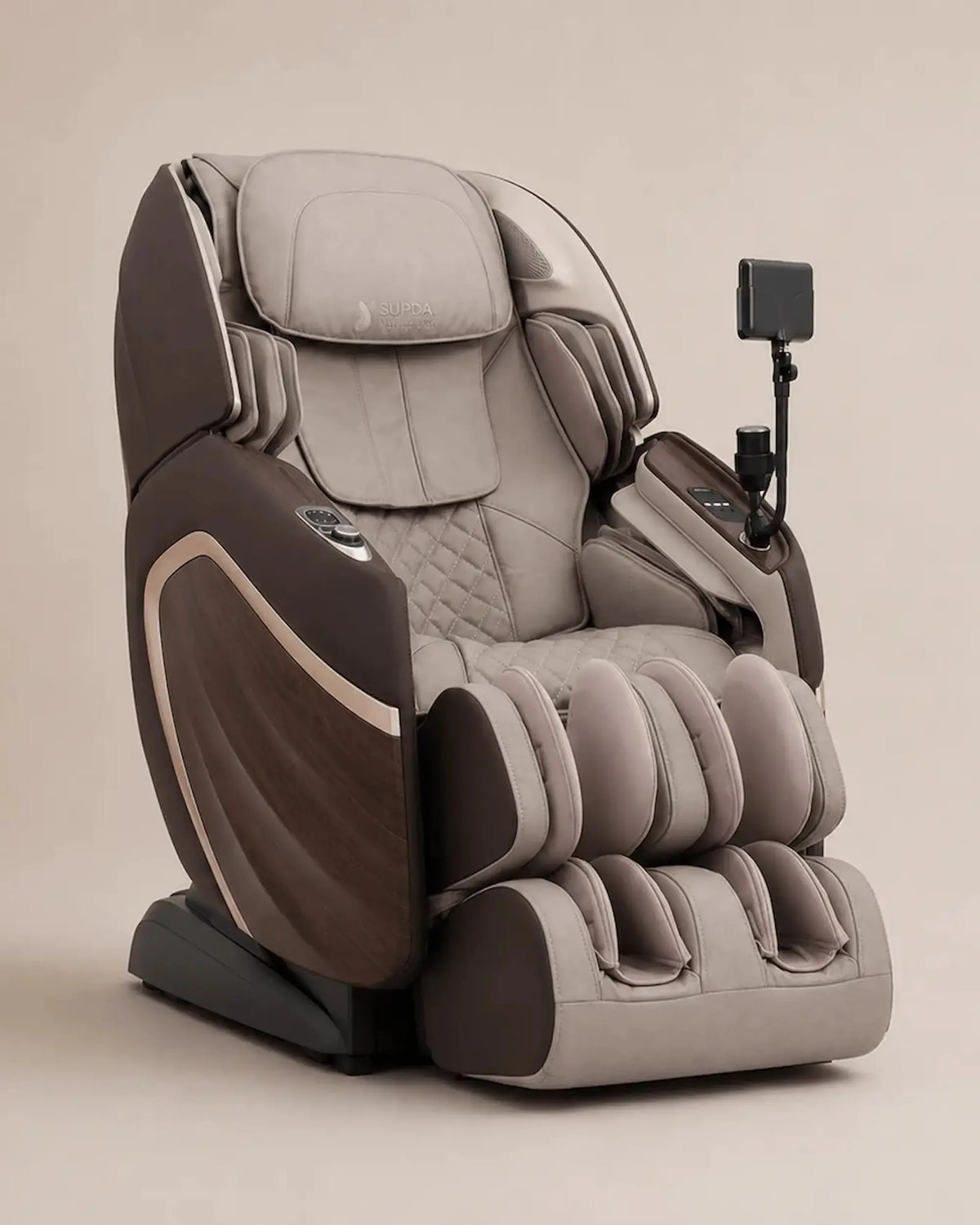 Fauteuil de massage haut de gamme Helexia de Supra France, coloris brun avec insert bois, intelligence artificielle et moteur 5D+, vue de trois-quarts