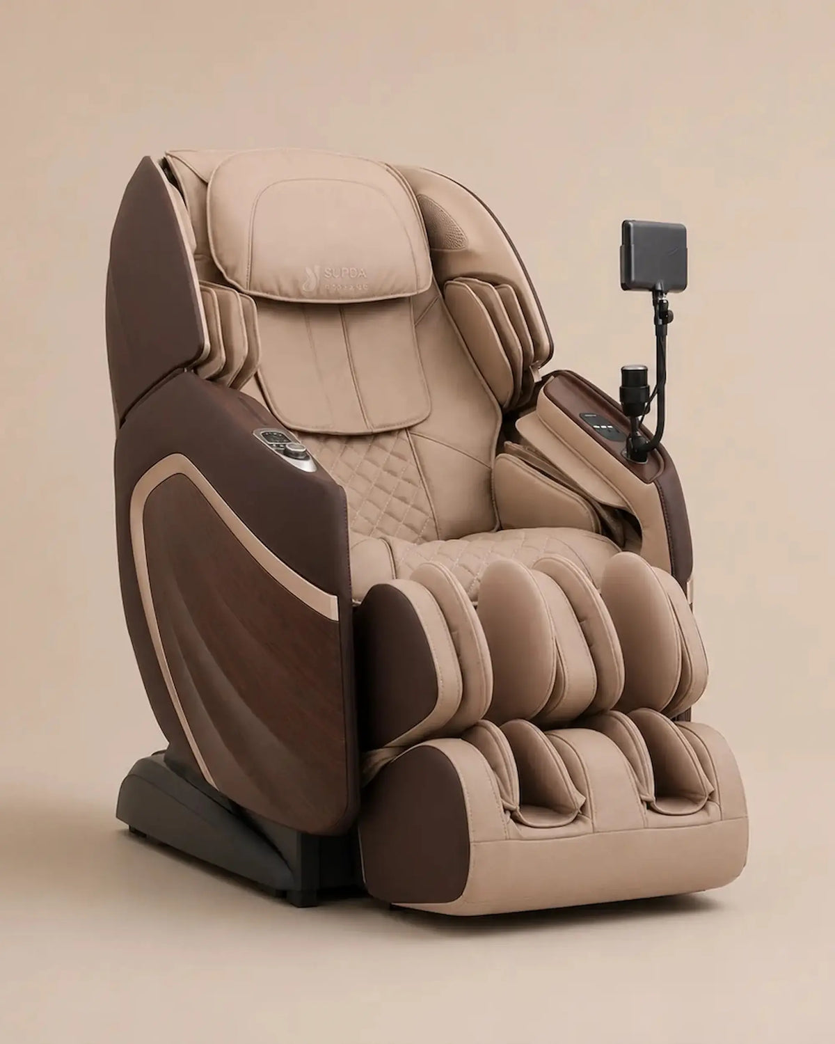 Fauteuil de massage haut de gamme Helexia de Supra France, coloris champagne avec insert bois, intelligence artificielle et moteur 5D+, vue de trois-quarts