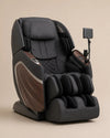 Fauteuil de massage haut de gamme Helexia de Supra France, coloris noir avec insert bois, intelligence artificielle et moteur 5D+, vue de trois-quarts