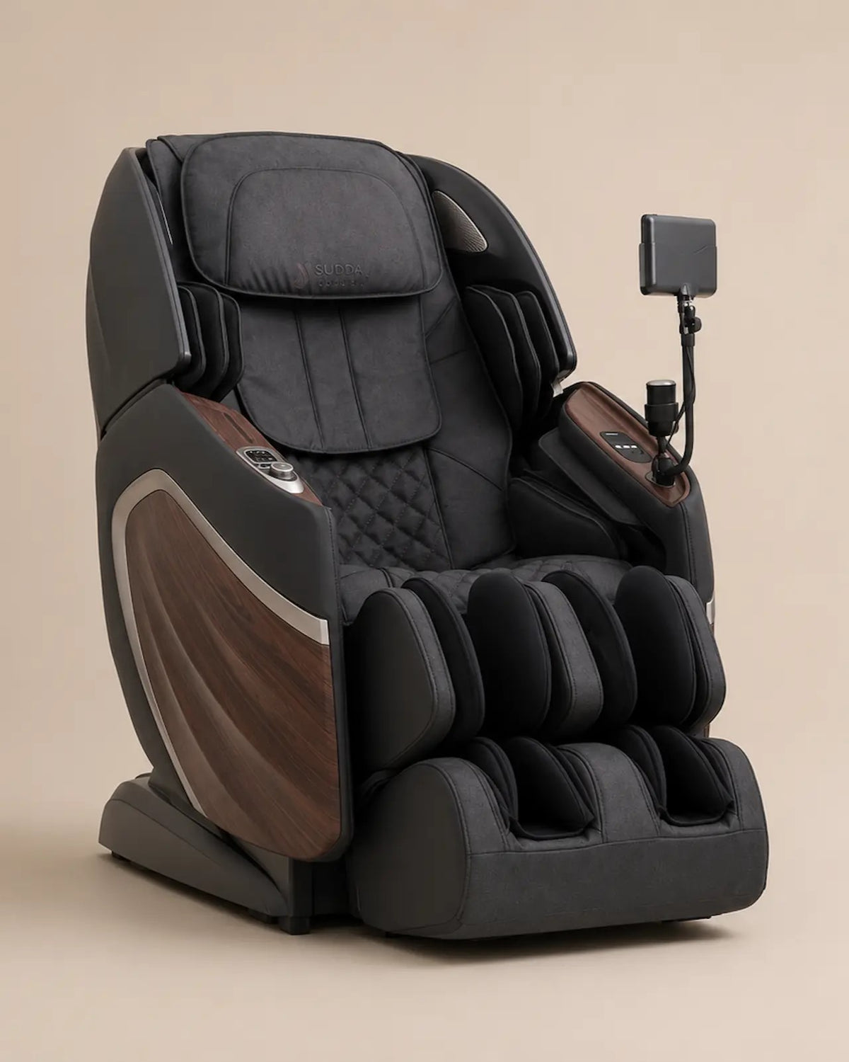 Fauteuil de massage haut de gamme Helexia de Supra France, coloris noir avec insert bois, intelligence artificielle et moteur 5D+, vue de trois-quarts