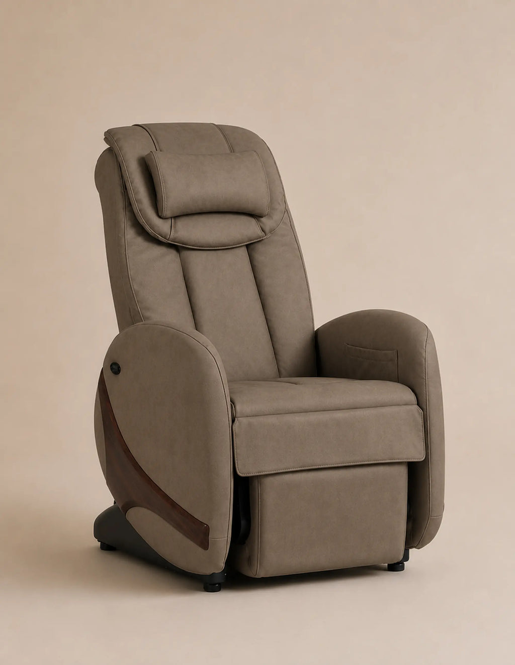 Fauteuil de massage Kin Relax de Supra France, coloris brun avec insert bois, scan corporel et position zéro gravité, vue de trois-quarts
