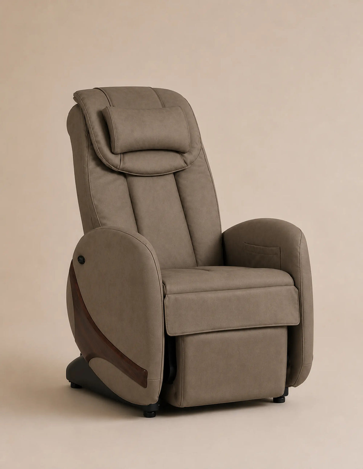 Fauteuil de massage Kin Relax de Supra France, coloris brun avec insert bois, scan corporel et position zéro gravité, vue de trois-quarts