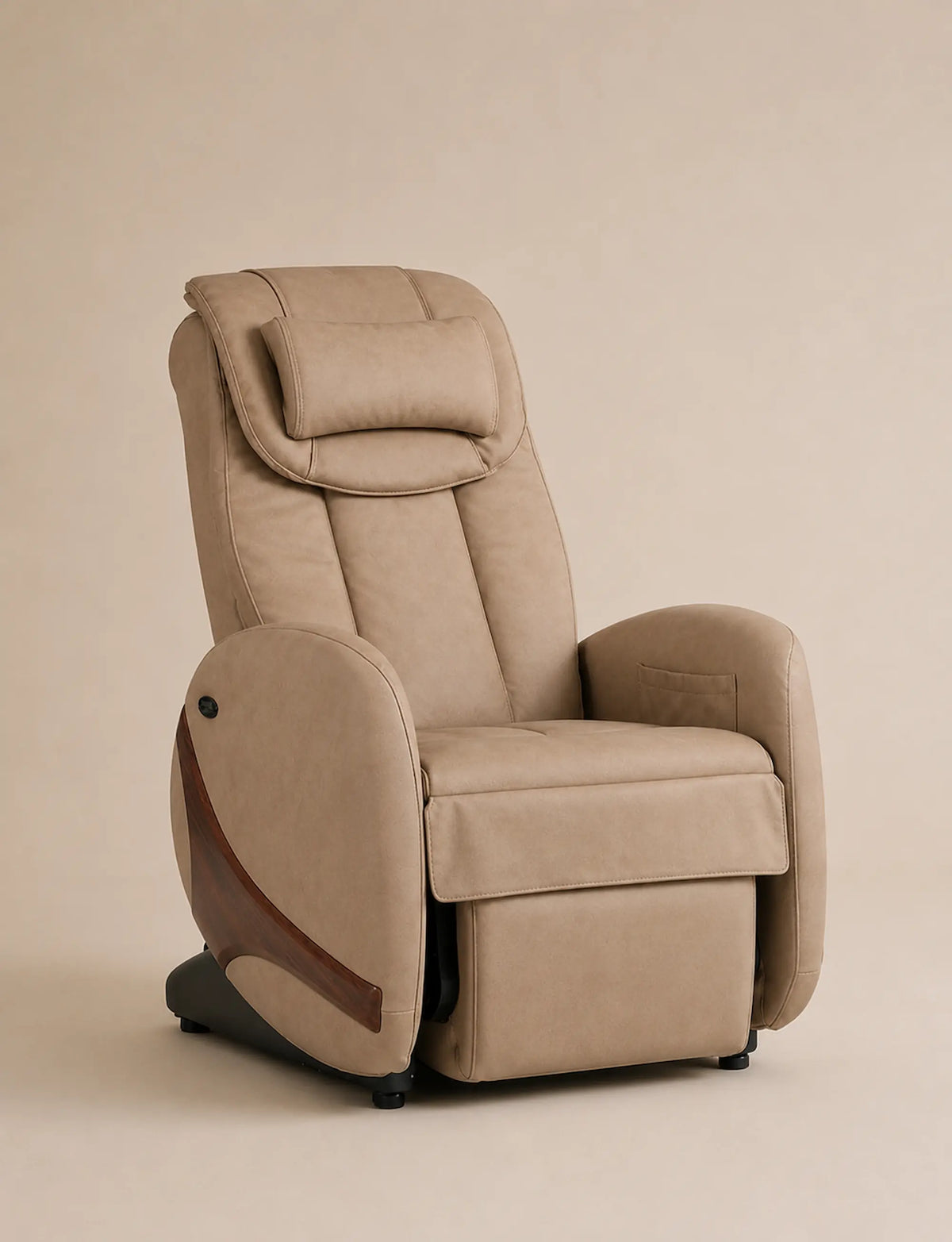 Fauteuil de massage Kin Relax de Supra France, coloris champagne avec insert bois, scan corporel et position zéro gravité, vue de trois-quarts