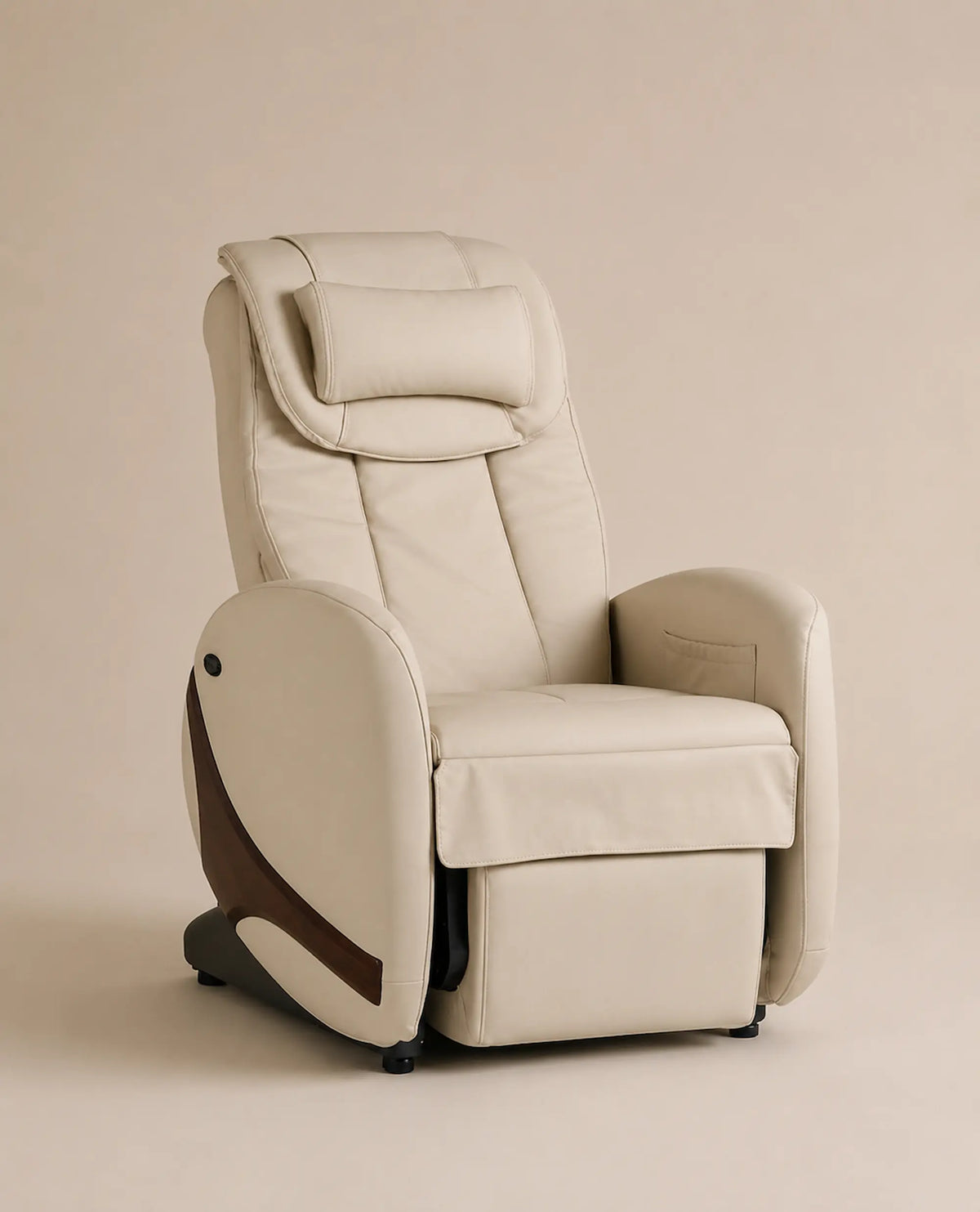 Fauteuil de massage Kin Relax de Supra France, coloris ivoire avec insert bois, scan corporel et position zéro gravité, vue de trois-quarts