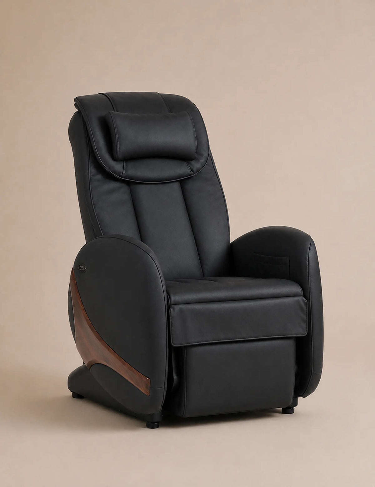 Fauteuil de massage Kin Relax de Supra France, coloris noir avec insert bois, scan corporel et position zéro gravité, vue de trois-quarts