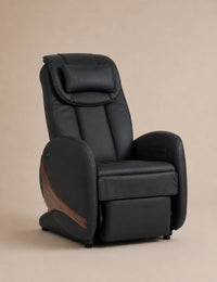Fauteuil de massage Kin Relax de Supra France, coloris noir avec insert bois, scan corporel et position zéro gravité, vue de trois-quarts