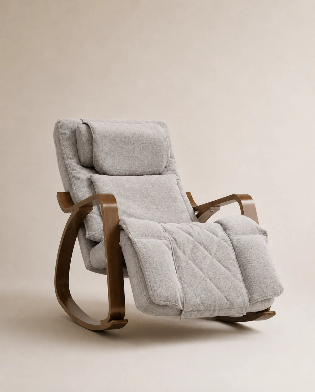 Fauteuil massant à bascule Youki de Supra France, tissu ivoire gris et bois chêne, vue de trois-quarts