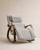Fauteuil massant à bascule Youki de Supra France, tissu ivoire gris et bois chêne, vue de trois-quarts