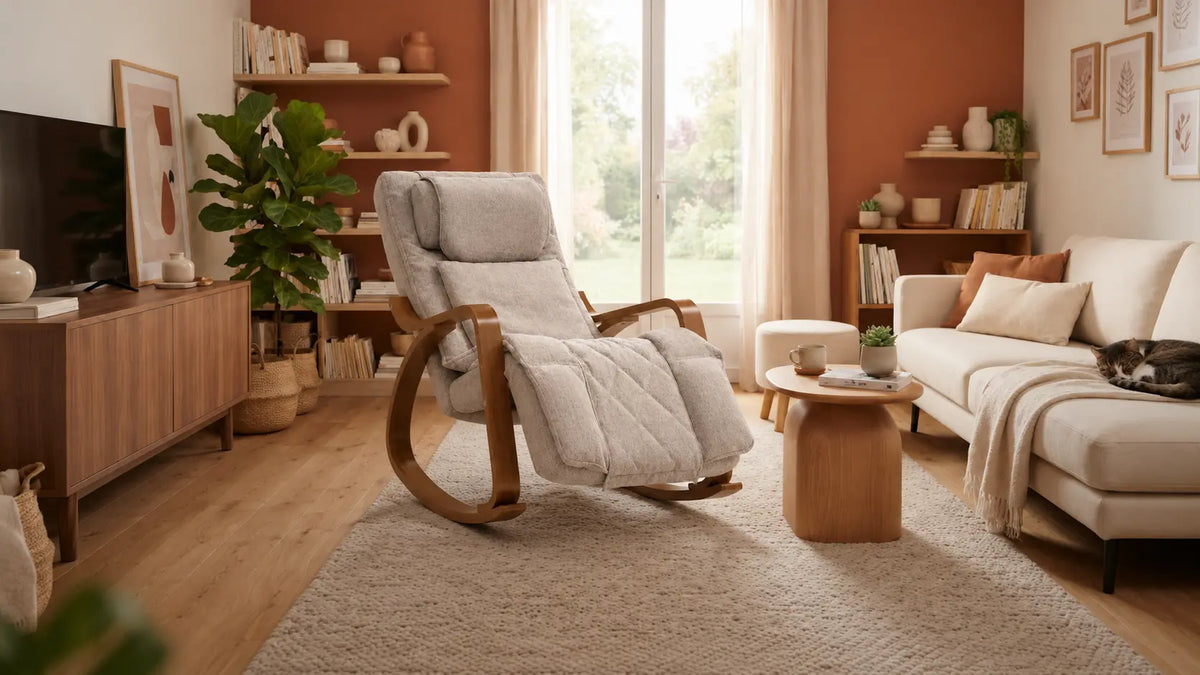 Fauteuil massant Youki à bascule en bois et tissu ivoire dans un salon chaleureux et lumineux