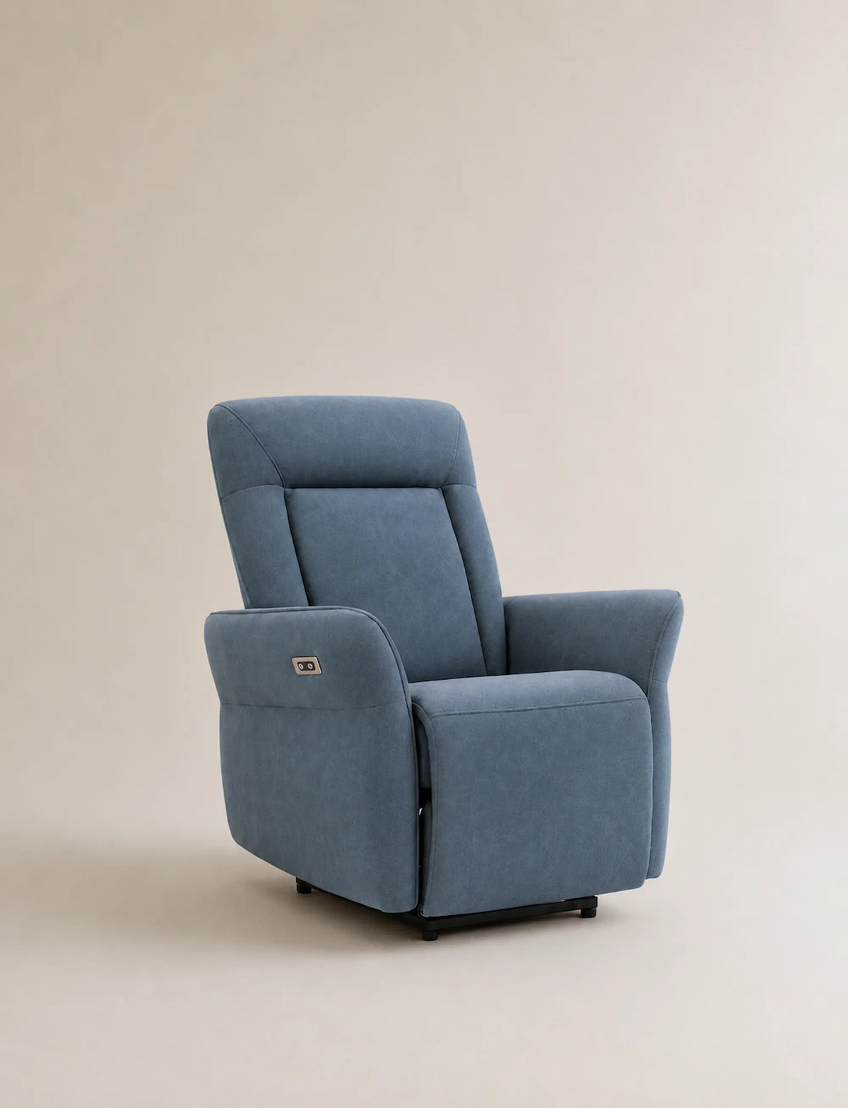 Fauteuil releveur électrique Serenity de Supra France, tissu bleu, télécommande intégrée, vue de trois-quarts