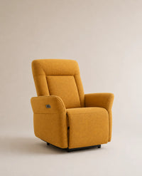 Fauteuil releveur électrique Serenity de Supra France, tissu jaune moutarde, télécommande intégrée, vue de trois-quarts