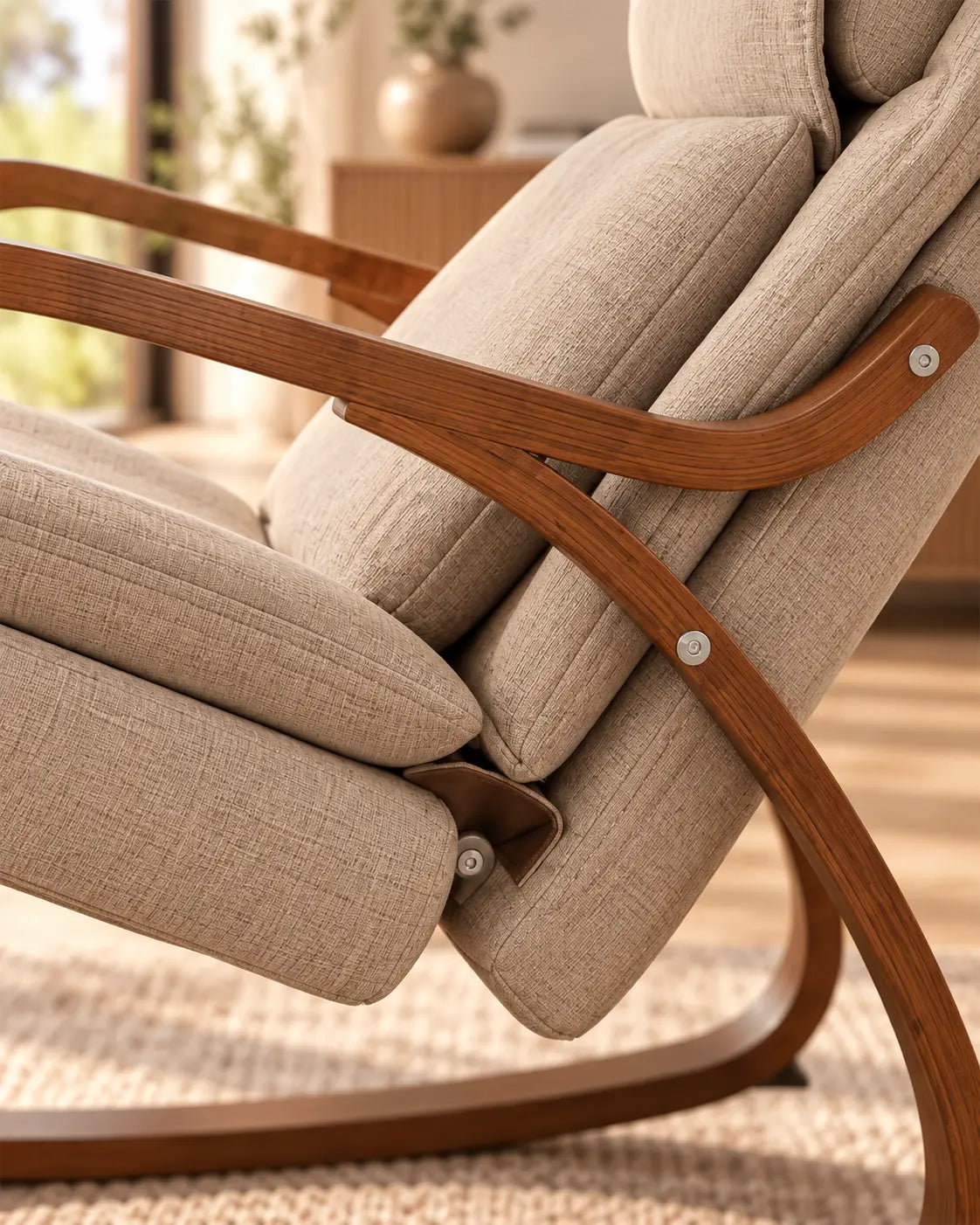 Détail des finitions en bois et des coussins du fauteuil massant Youki