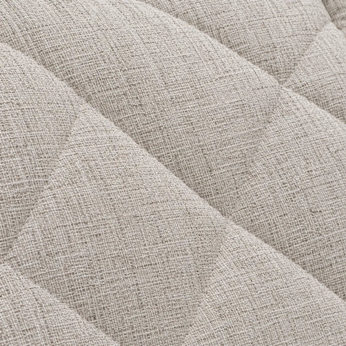 Gros plan sur le revêtement en tissu beige texturé du fauteuil massant Youki